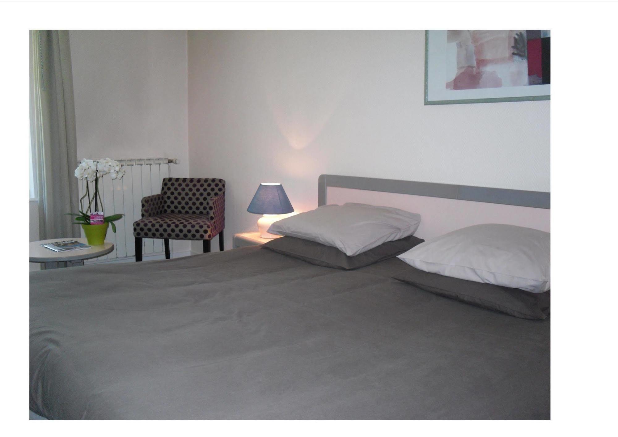 Logis Hotel Saint-Roch Pleumartin Dış mekan fotoğraf